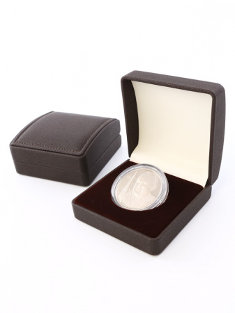 Футляр из искусственной кожи (90х90х43 мм) для одной монеты в капсуле (диаметр 50 мм). Шоколадный