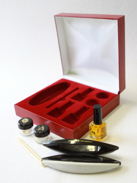Футляр из кожзаменителя (180х180х60 мм) под набор лаков и пилочек для ногтей