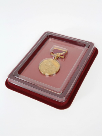 Сувенирная упаковка (110х139х22 мм) под медаль на квадро колодке (в крышке) и удостоверение (81х112х6 мм). Тип 7