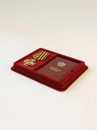 Сувенирная упаковка (181х142х22 мм) с поролоновой вставкой под универсальную медаль и удостоверение (81х112х12 мм)