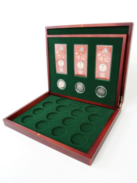 Футляр деревянный Volterra Duo (344х267х50 мм) для 3 монет 25 рублей в капсулах, 3 монет 25 рублей в блистере, 14 серебряных монет «Футбол 2018» в капсулах. 2 уровня, зелёный  Футляр деревянный Volterra Duo (344х267х50 мм) для 3 монет 25 рублей в капсулах, 3 монет 25 рублей в блистере, 14 серебряных монет «Футбол 2018» в капсулах. 2 уровня, зелёный