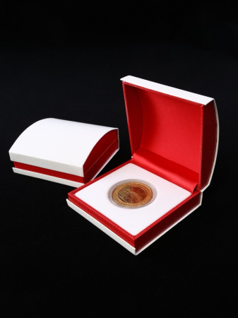 Футляр белого цвета из кожзаменителя (90х90х43 мм) для одной монеты в капсуле (диаметр 46 мм). Ложемент белый