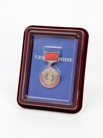 Сувенирная упаковка (110х139х22 мм) под медаль на квадро колодке (в крышке) и удостоверение (81х112х6 мм). Тип 6