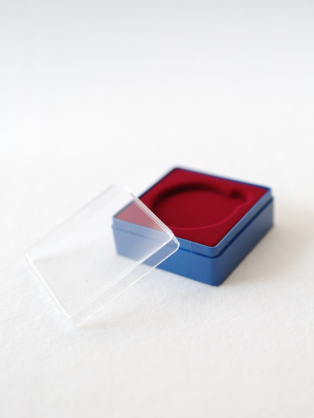 Футляр пластиковый (58х58х22 мм) для одной монеты, медали (диаметр 40 мм, глубина 4 мм). Светло-синее основание, светло-бордовый  Футляр пластиковый (58х58х22 мм) для одной монеты, медали (диаметр 40 мм, глубина 4 мм). Светло-синее основание, светло-бордовый