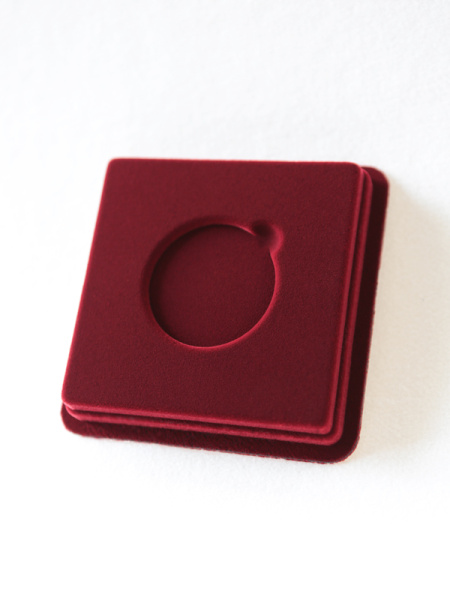  Сувенирная упаковка (106х106х20 мм) под монету, медаль (диаметр 45 мм, глубина 4 мм), тёмно-бордовый