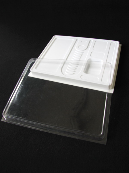 Упаковка из белого пластика с прозрачной крышкой