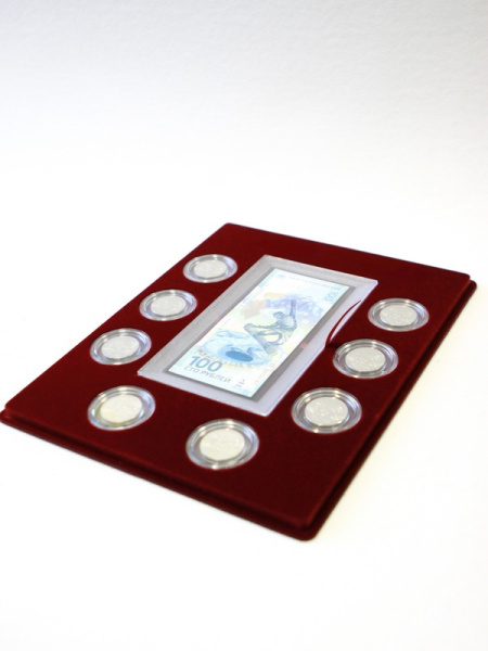 Планшет S (234х296х12 мм) для 1 банкноты Сочи-2014 в капсуле и 8 монет Сочи-2014 в капсулах. Вертикальный, тёмно-бордовый  Планшет S (234х296х12 мм) для 1 банкноты Сочи-2014 в капсуле и 8 монет Сочи-2014 в капсулах. Вертикальный, тёмно-бордовый