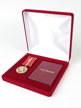Футляр (169х169х39 мм) с поролоновой вставкой под универсальную медаль и удостоверение (81х112х6 мм)
