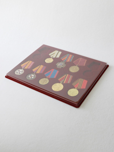 Планшет S (234х296х12 мм) на 10 медалей РФ d-37 мм с пятиугольной колодкой, тёмно-бордовый Планшет S (234х296х12 мм) на 10 медалей РФ d-37 мм с пятиугольной колодкой, тёмно-бордовый