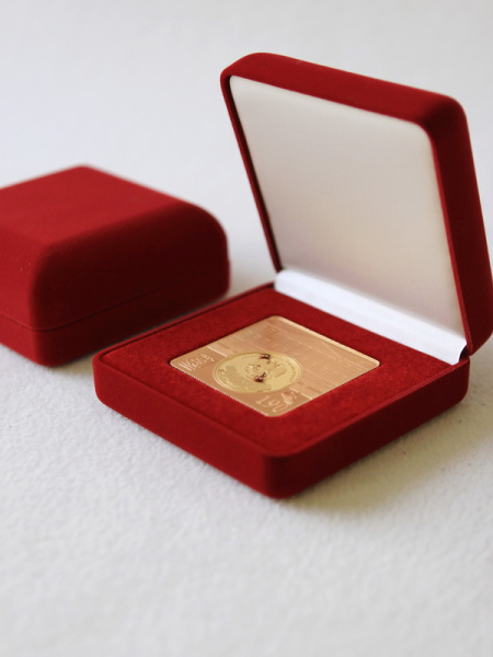 Футляр флокированный (92х92х40 мм) под золотой слиток, плакетку