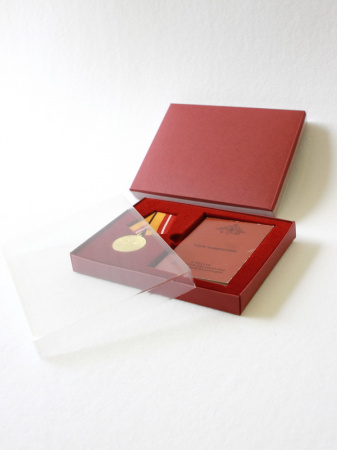 Сувенирная упаковка в картонной упаковке (174х134х21 мм) для медали РФ d-32 мм и удостоверения