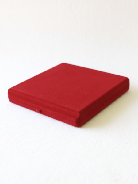  Футляр (165х165х27 мм) под медаль РФ d-35 мм и удостоверение (72х103х7 мм), светло-бордовый