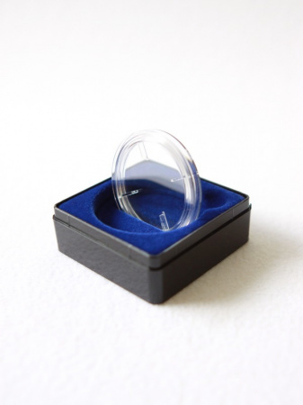 Футляр пластиковый (58х58х22 мм) для одной монеты в капсуле (диаметр 44 мм). Черное основание
