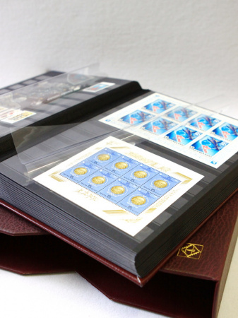 Альбом для марок (кляссер PREMIUM) + шубер. 32 листа (64 страницы) из чёрного картона с промежуточными прозрачными листами. Бордовый. Leuchtturm, 316139