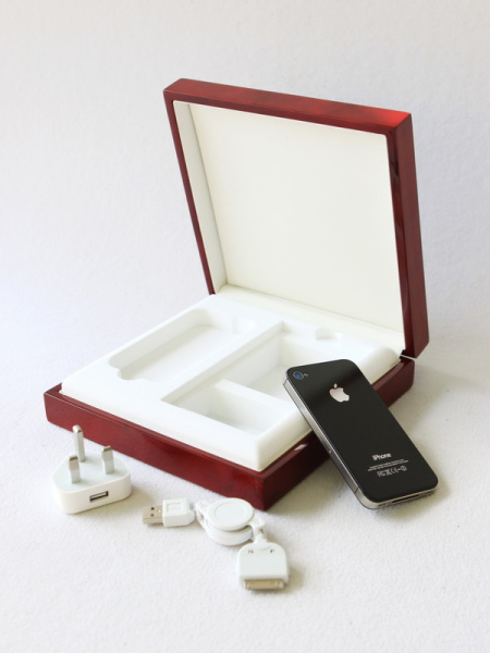 Футляр деревянный (190х190х57 мм) под мобильный телефон и набор аксессуаров