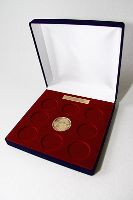Флокированный футляр (196х196х50 мм) для 9 медалей и надписи (шильда)