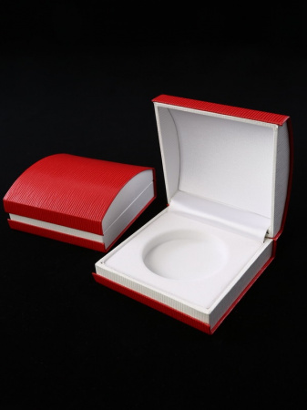 Футляр красного цвета из кожзаменителя (90х90х43 мм) для одной монеты в капсуле (диаметр 58 мм). Ложемент белый