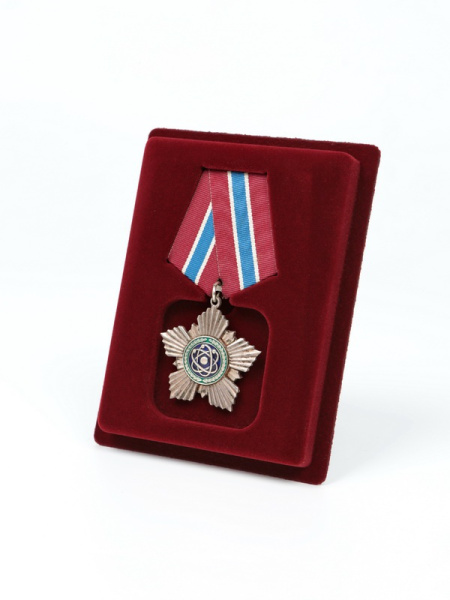  Сувенирная упаковка с уклоном (100х133х25 мм) под орден на пятиугольной колодке, тёмно-бордовый