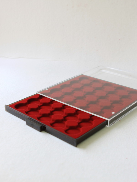  Кассета MB для 35 монет в капсулах CAPS 26,5 / 27 Leuchtturm. Диаметр ячейки 33 мм., светло-бордовый