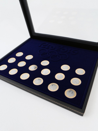 Бокс из искусственной кожи с прозрачным окном Nera Plus для 16+1 монет серий «XXXI Летние Олимпийские игры 2016 года в Рио-де-Жанейро», «Передача Олимпийского флага»