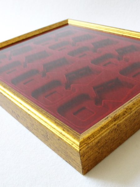  Багетная рамка S золотого цвета под 10 орденов с пятиугольной колодкой, тёмно-бордовый