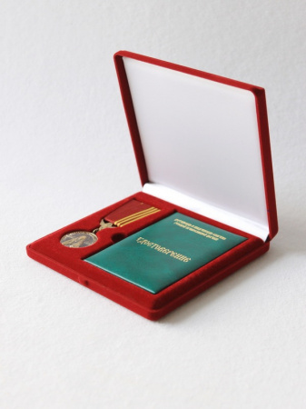 Футляр флокированный (165х165х27 мм) под медаль и удостоверение