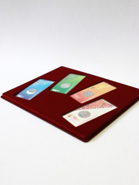 Планшет S (234х296х12 мм) для 4 Олимпийских монет Сочи-2014 в блистере. Горизонтальный, тёмно-бордовый  Планшет S (234х296х12 мм) для 4 Олимпийских монет Сочи-2014 в блистере. Горизонтальный, тёмно-бордовый