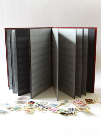 Альбом для марок (кляссер BASIC). A4. 16 листов (32 страницы) из чёрного картона с промежуточными листами из пергамина. Красный. Leuchtturm, 309224