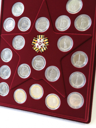 Планшет S (234х296х12 мм) для 21 монеты. Для серии монет 70-летие Победы в Великой Отечественной войне 1941-1945 гг. с миниатюрной копией Ордена. Георгиевская лента (бантик). Монеты в капсулах Leuchtturm