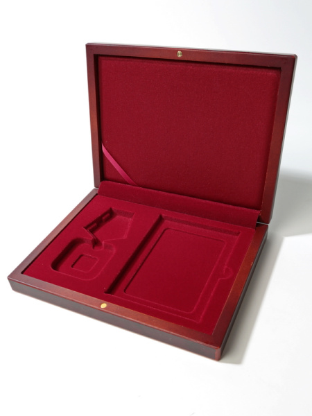 Деревянный футляр (194х149х32 мм) под одрен на пятиугольной колодке и удостоверение (81х112х6 мм),  светло-бордовый