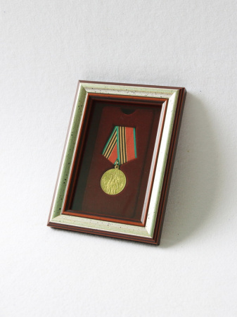 Багетная рамка (вид 2) под одну медаль РФ d-32 мм