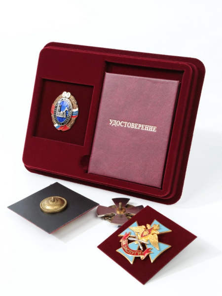  Сувенирная упаковка (181х142х22 мм) под знаки с винтами и удостоверение (81х112х8 мм), тёмно-бордовый