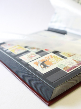 Альбом для марок (кляссер COMFORT). 32 листа (64 страницы) из чёрного картона с промежуточными листами для каждой страницы из пергамина. Бордовый. Leuchtturm, 313944
