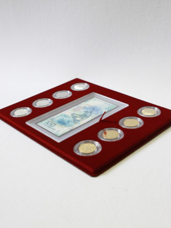 Планшет S (234х296х12 мм) для 1 банкноты Сочи-2014 в капсуле и 8 монет Сочи-2014 в капсулах. Горизонтальный