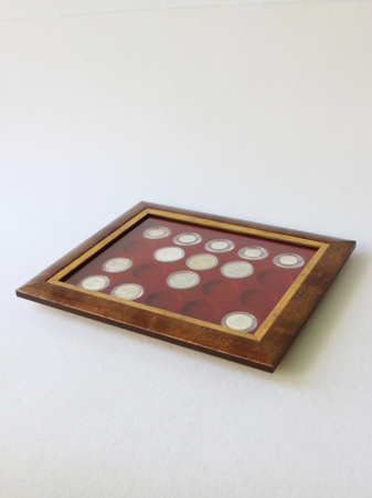 Багетная рамка S бордового цвета на 20 монет, медалей в капсулах (диаметр 46 мм)