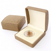 Футляр из искусственной кожи (90х90х43 мм) для одной монеты в капсуле (диаметр 44 мм). Капучино