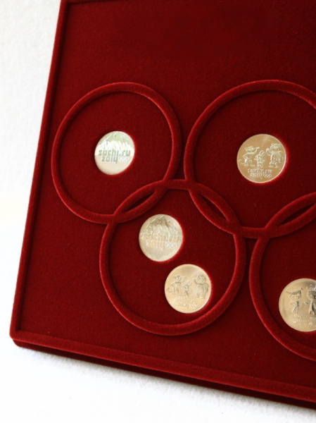 Планшет S (234х296х12 мм) для 7 Олимпийских монет Сочи-2014 без капсул (5 колец), тёмно-бордовый  Планшет S (234х296х12 мм) для 7 Олимпийских монет Сочи-2014 без капсул (5 колец), тёмно-бордовый