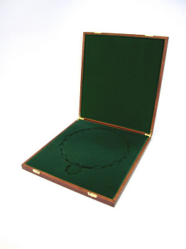 Деревянный футляр (425х465х60 мм) под цепь ректора университета