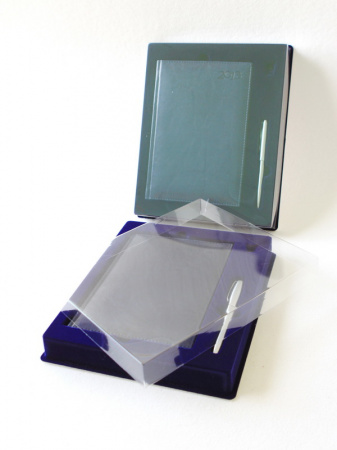 Сувенирная упаковка под подарочный набор (ежедневник, значок, ручка)