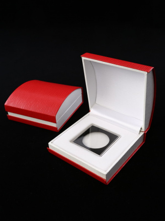 Футляр красного цвета из кожзаменителя (90х90х43 мм) для монеты в капсуле Quadrum. Ложемент белый