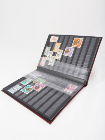 Альбом для марок (кляссер PREMIUM) 16 листов (32 страницы) из чёрного картона с промежуточными прозрачными листами. Бордовый. Leuchtturm, 312434
