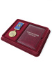  Сувенирная упаковка (181х142х22 мм) с поролоновой вставкой под универсальную медаль и удостоверение (81х112х5 мм), тёмно-бордовый