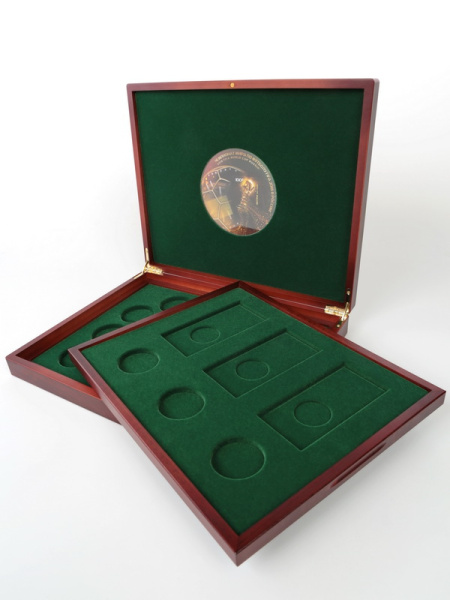 Футляр деревянный Volterra Duo (344х267х50 мм) для 3 монет 25 рублей в капсулах, 3 монет 25 рублей в блистере, 14 серебряных монет «Футбол 2018» в капсулах. 2 уровня, зелёный  Футляр деревянный Volterra Duo (344х267х50 мм) для 3 монет 25 рублей в капсулах, 3 монет 25 рублей в блистере, 14 серебряных монет «Футбол 2018» в капсулах. 2 уровня, зелёный