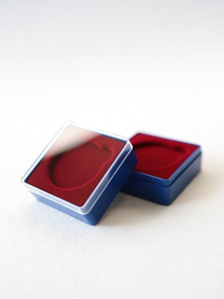 Футляр пластиковый (58х58х22 мм) для одной монеты, медали (диаметр 40 мм, глубина 4 мм). Светло-синее основание, светло-бордовый  Футляр пластиковый (58х58х22 мм) для одной монеты, медали (диаметр 40 мм, глубина 4 мм). Светло-синее основание, светло-бордовый