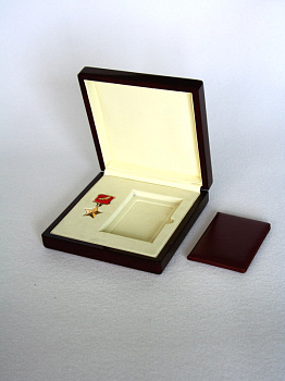 Футляр деревянный под медаль и удостоверение