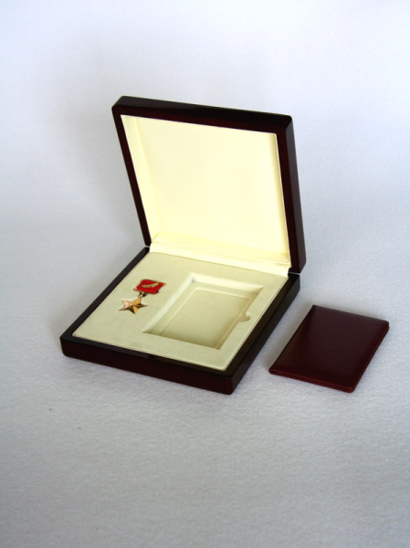 Футляр деревянный под медаль и удостоверение