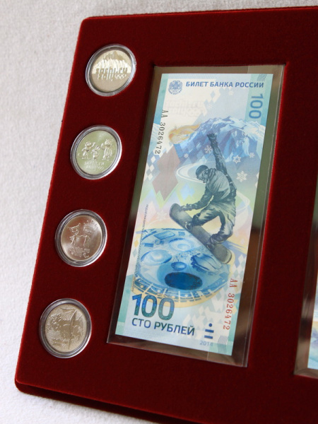 Планшет S (234х296х12 мм) для 2 банкнот Сочи-2014 в чехлах и 8 монет Сочи-2014 в капсулах Leuchtturm (Капсулы в столбик. Диаметр 33 мм), тёмно-бордовый  Планшет S (234х296х12 мм) для 2 банкнот Сочи-2014 в чехлах и 8 монет Сочи-2014 в капсулах Leuchtturm (Капсулы в столбик. Диаметр 33 мм), тёмно-бордовый