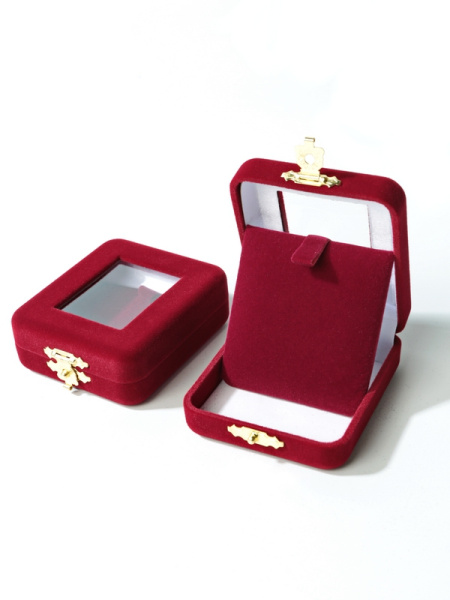 Футляр (58х70х25 мм) с окном с универсальной подложкой, светло-бордовый