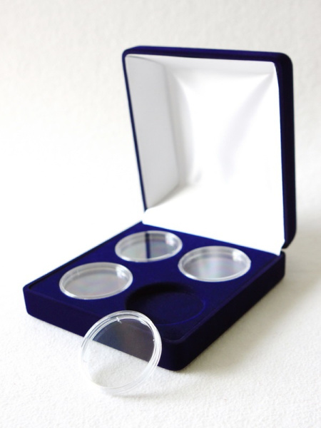 Футляр (120х131х50 мм) на 4 монеты в капсулах (диаметр 46 мм) Футляр (120х131х50 мм) на 4 монеты в капсулах (диаметр 46 мм)