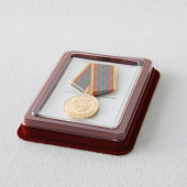 Сувенирная упаковка (110х139х22 мм) под медаль РФ d-32 мм (в крышке) и удостоверение (78х108х6 мм)